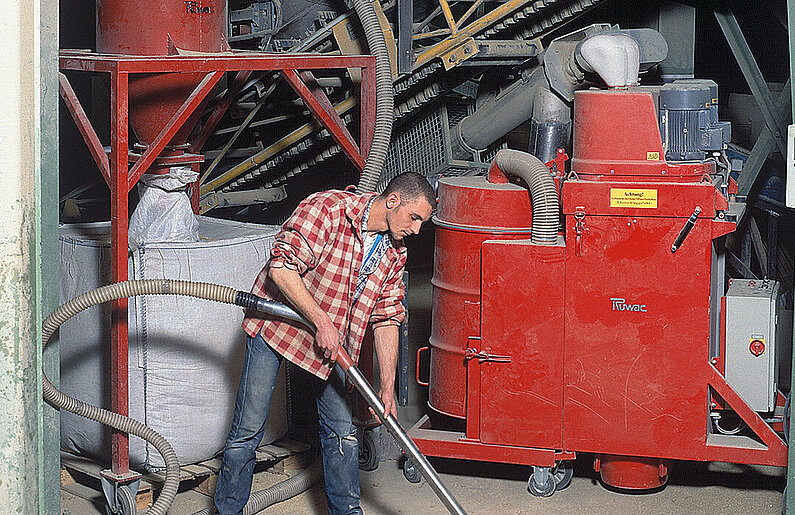 Ruwac Industriesauger DS4150 für den StaubEx-Bereich saugt Vermiculit Pressspan bei Kramer Progetha in Düsseldorf.