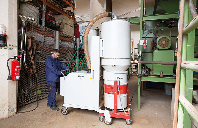 Ruwac Industriesauger DA5150 saugt Sandstrahlgut bei der Bremer Hafengesellschaft.