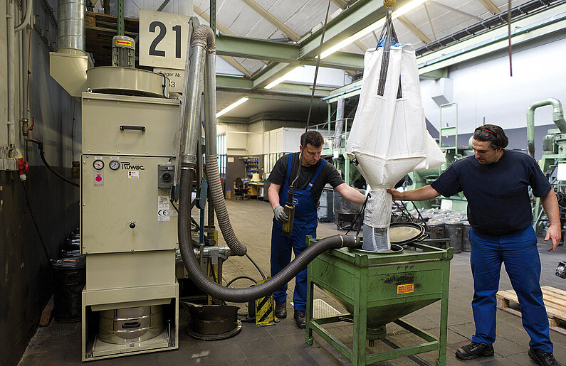 Ruwac Entstauber DS64000 saugt GfK- und CFK-Stäube bei Schunk in Heuchelheim.