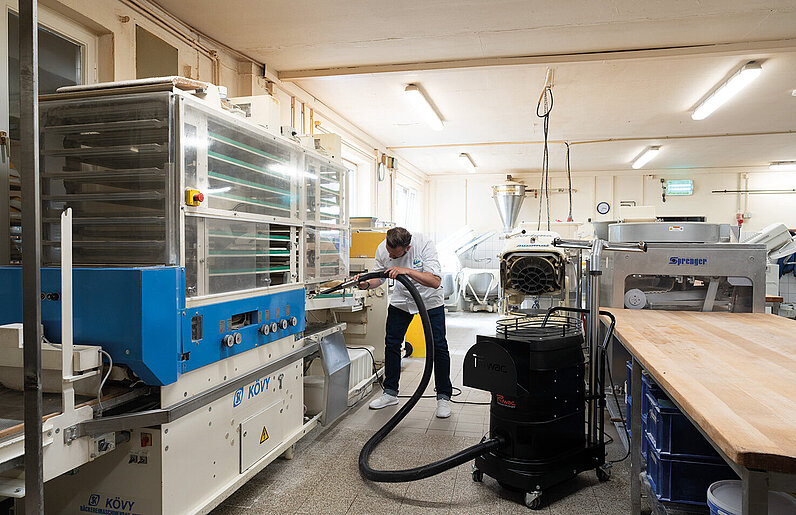 Ruwac Industriesauger R01 A für Zone 22 saugt Mehl bei der Bäckerei Igel in Hamburg.