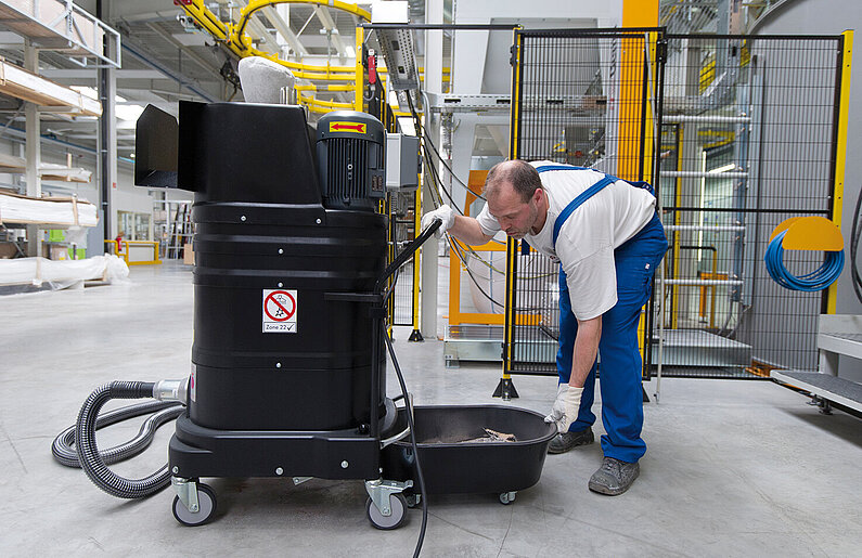 Ruwac Industriesauger DS1220 für den StaubEx-Bereich saugt Metallspäne bei Hörmann in Oerlinghausen.